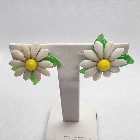 HP! Vintage West Germany White Daisy Screw On Earrings - Picture 2 of 5